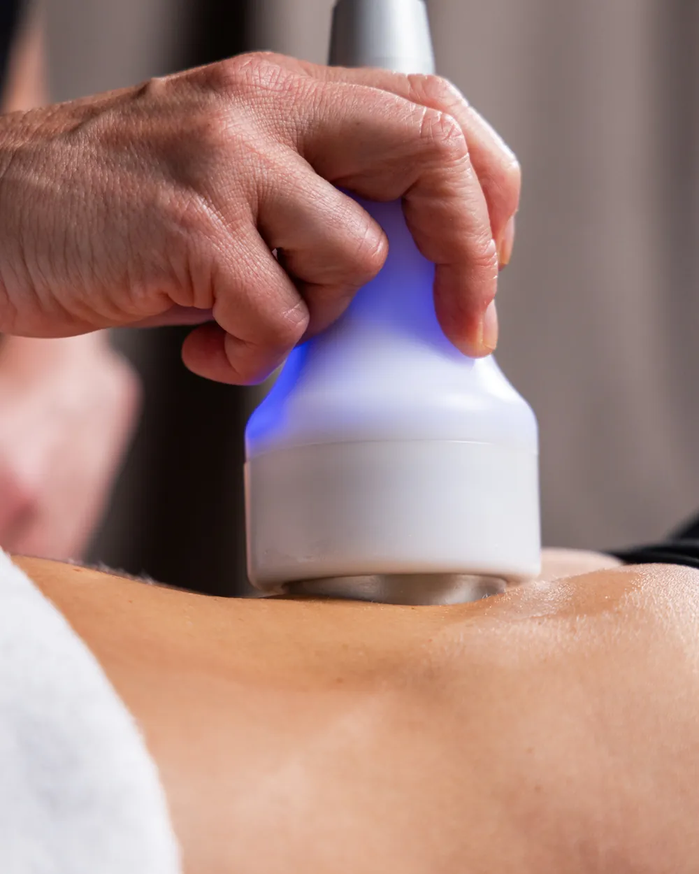Närbild på Cryo T-Shock-handstycket mot huden
