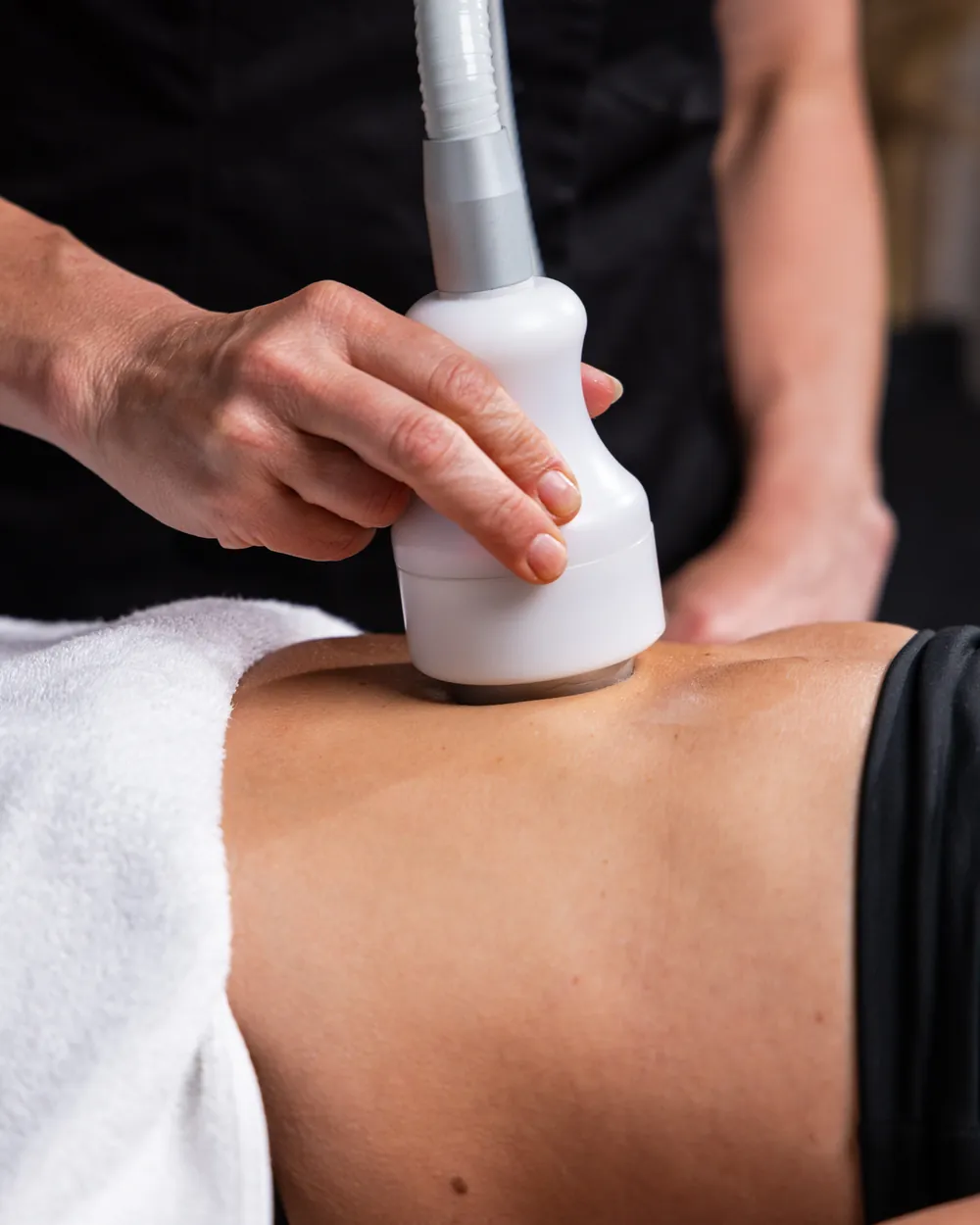 Cryo T-Shock-handstycke mot magen under en kroppsbehandling